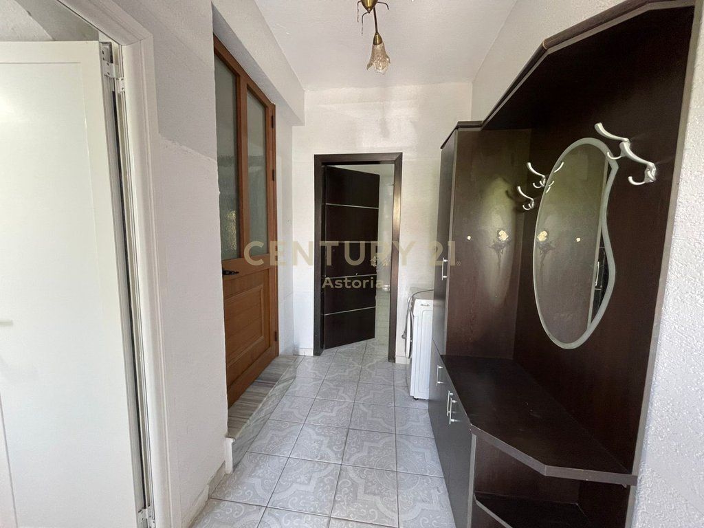 Primo piano di una villa privata in affitto, cavalcavia della Comune di Parigi