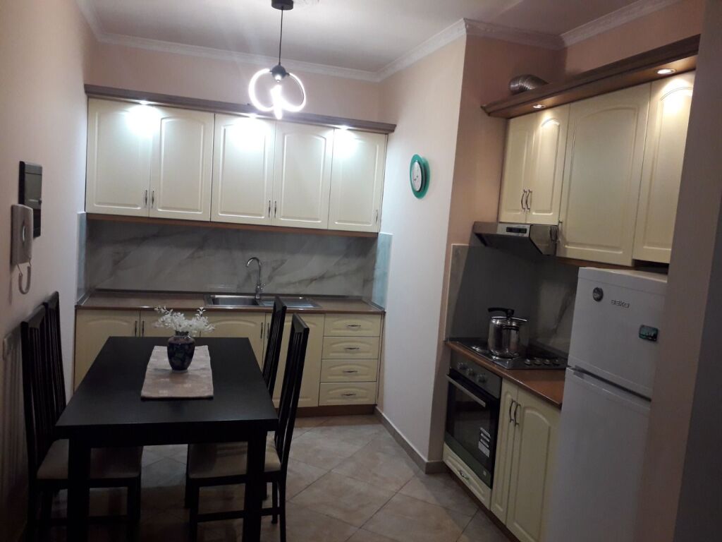 Shitet Apartament 2+1+2