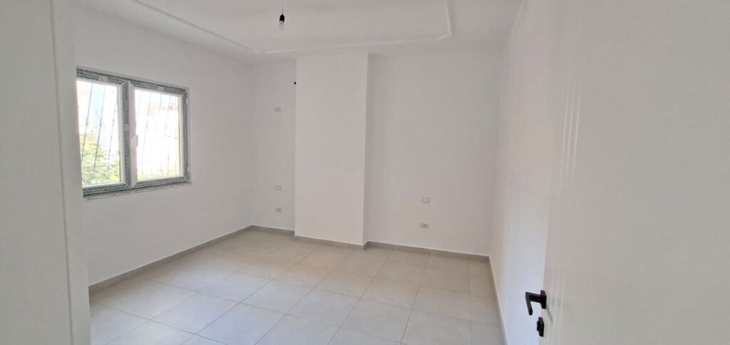 Shitet Apartament 3+1+2 pranë Tregut të Vogël Industrial!