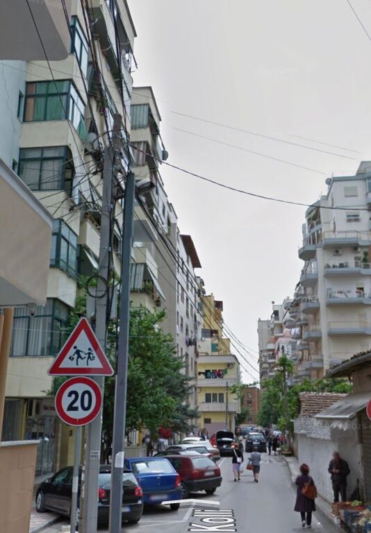 ZYRE/APT ME QIRA HIM KOLLI M.SHYRI