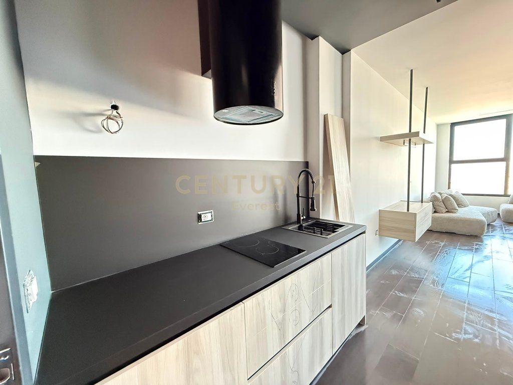 SQUARE 21, SHESIM DY GARSONIERE PREMIUM