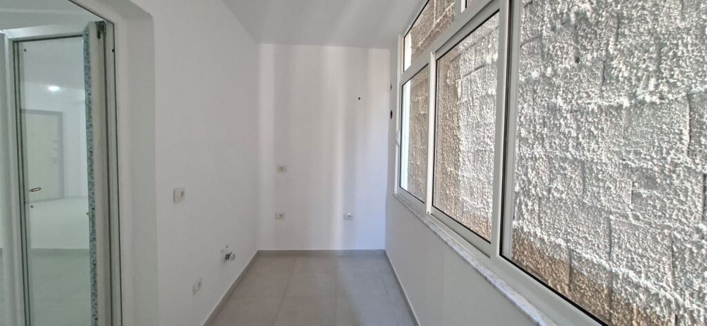 Shitet Apartament 3+1+2 pranë Tregut të Vogël Industrial!