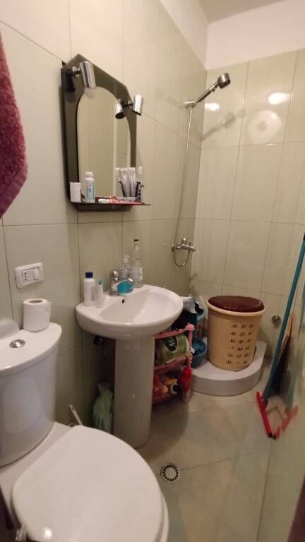 Shitet Apartament 2+1+2