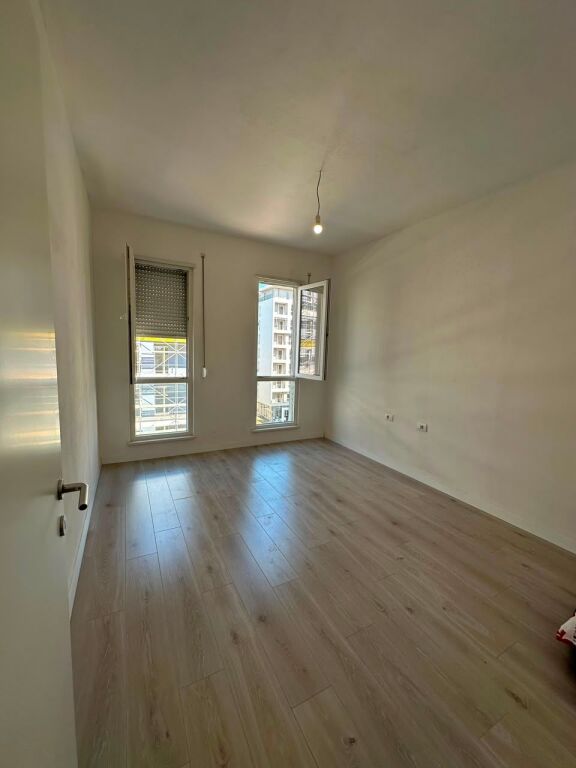 Jepet me qira apartament 2+1 bosh në Univers City!