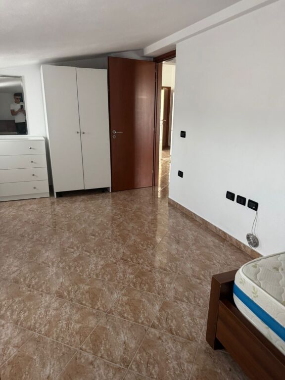 Jepet me qira 2+1+1 Godine private 45.000 leke