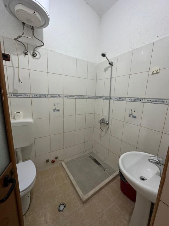 🏢Durres Street, near Hotel Colosseo, a 2+1 furnished apartment is for rent. 50,000 Leke