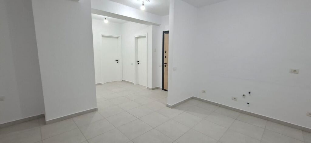 Shitet Apartament 3+1+2 pranë Tregut të Vogël Industrial!