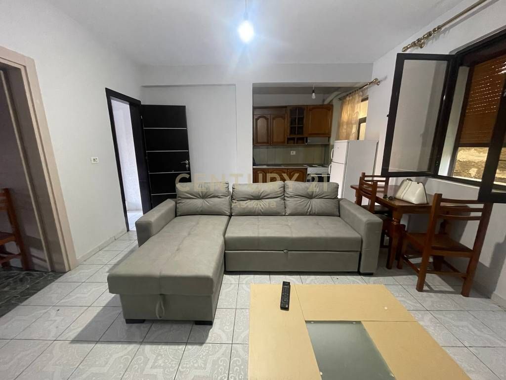 Primo piano di una villa privata in affitto, cavalcavia della Comune di Parigi