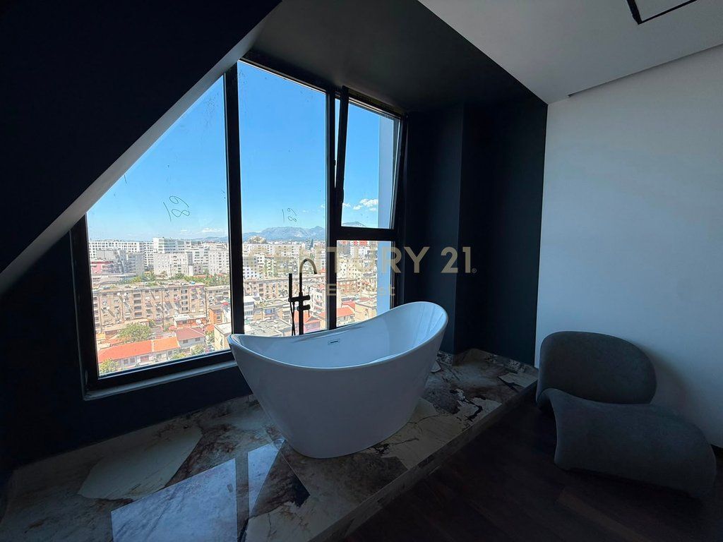 SQUARE 21, SHESIM DY GARSONIERE PREMIUM