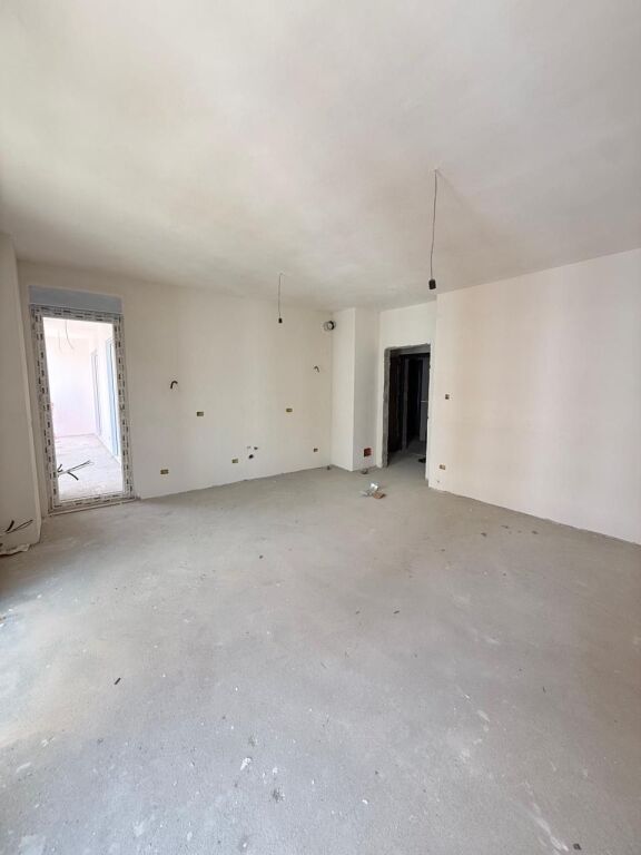 Shitet apartament 2+1+2