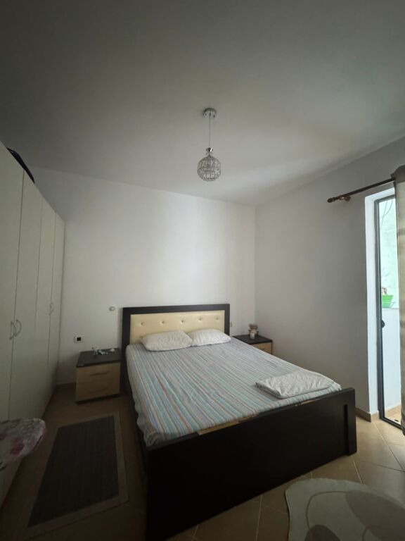 Apartament me qera 1+1- 📍Yzberisht, rruga Panjot Pano, prane furre buke Elenikon