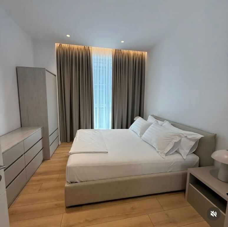 Appartamento 1+1 in affitto a Komuna e Parisit