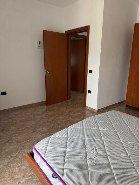 Jepet me qira 2+1+1 Godine private 45.000 leke