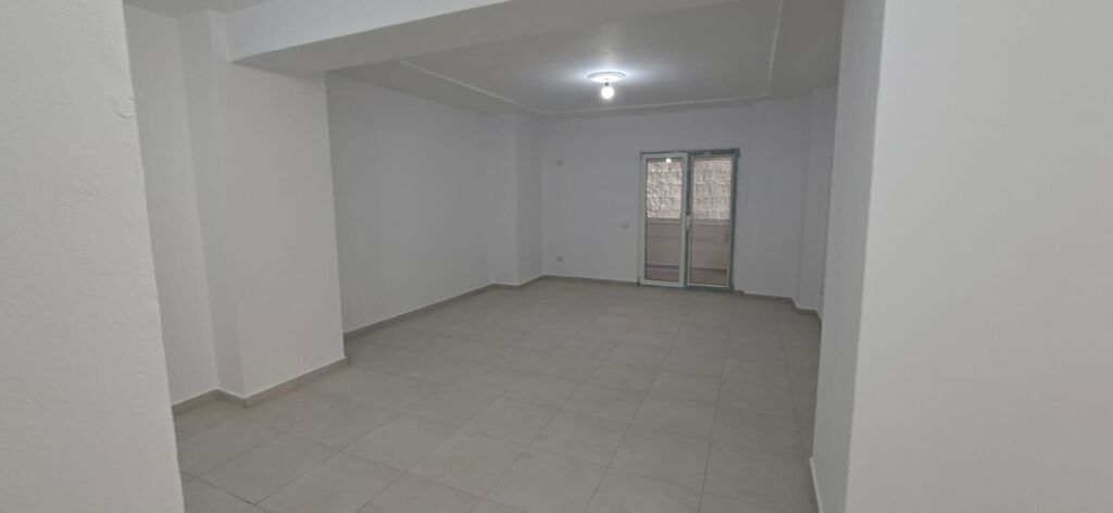 Shitet Apartament 3+1+2 pranë Tregut të Vogël Industrial!