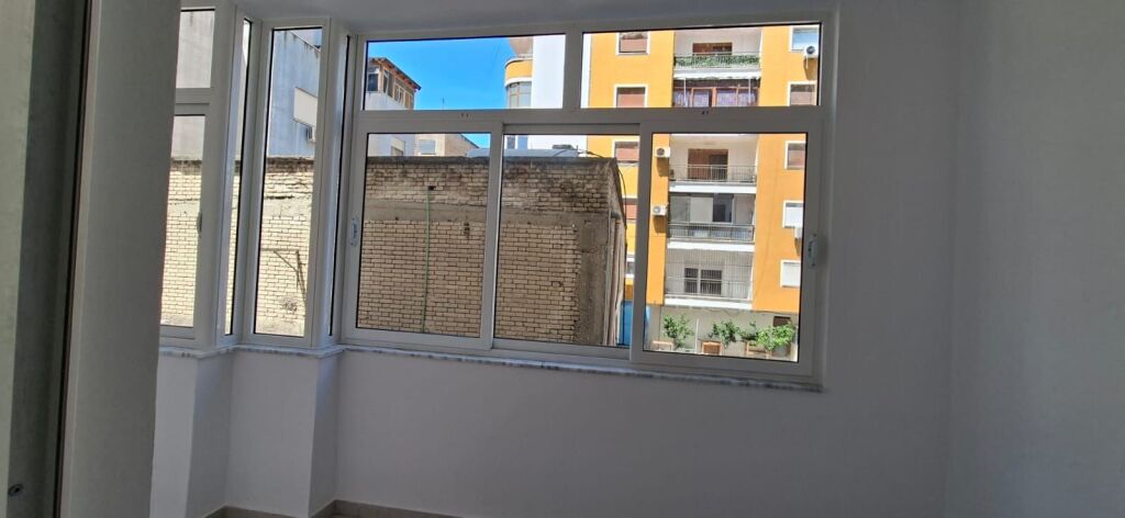 Shitet Apartament 3+1+2 pranë Tregut të Vogël Industrial!