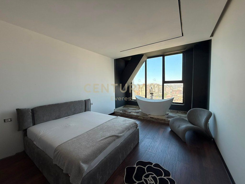 SQUARE 21, SHESIM DY GARSONIERE PREMIUM