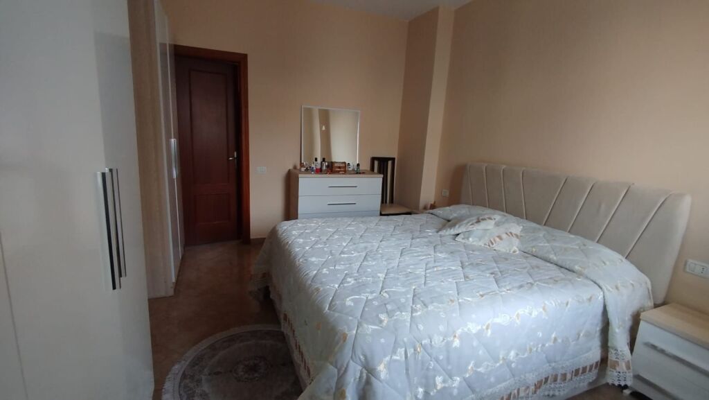 Shitet Apartament 2+1+2