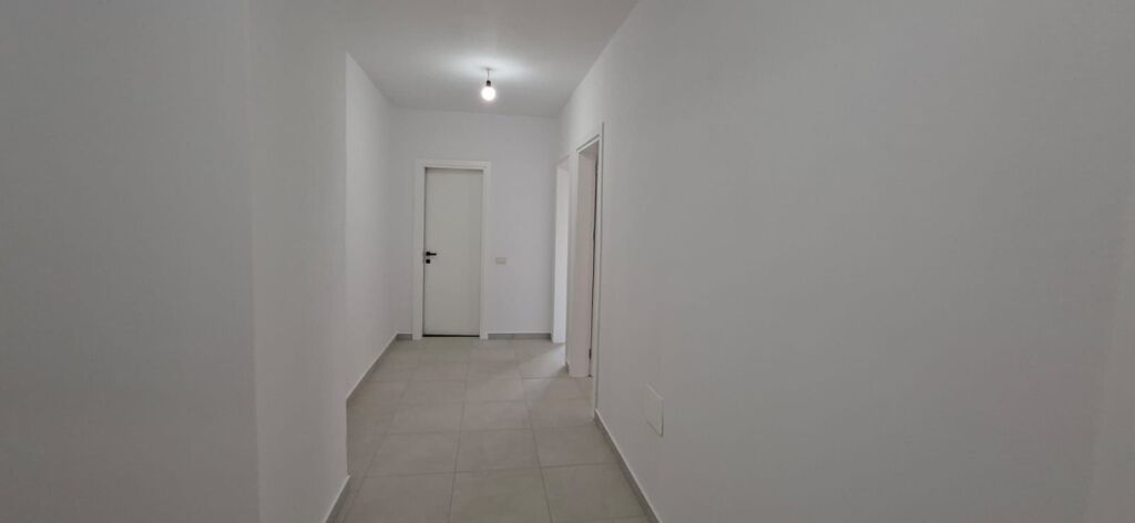 Shitet Apartament 3+1+2 pranë Tregut të Vogël Industrial!