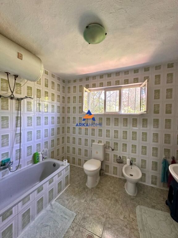 SHITET SHTEPI PRIVATE 1300M2 "AFER INSTITUTIT" 260000 EURO