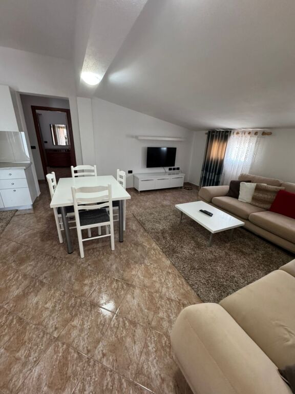 Jepet me qira 2+1+1 Godine private 45.000 leke