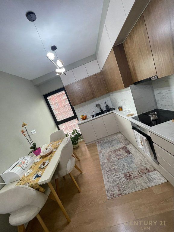 Shitet apartament 2+1+2 në zonën e 21 Dhjetorit,