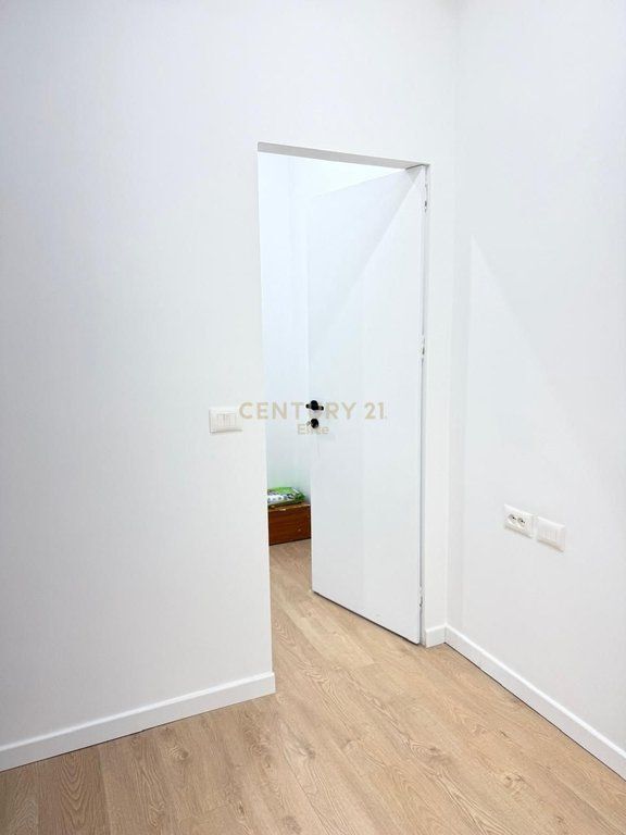 Locale Commerciale In Affitto Vicino a Piazza Skënderbej (Centro), Tirana – 600€ | 32 m²