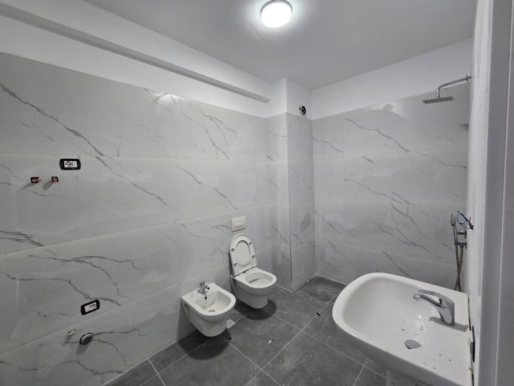 Shitet apartament 1+1 tek Rezidenca Color Splash , Paskuqan .