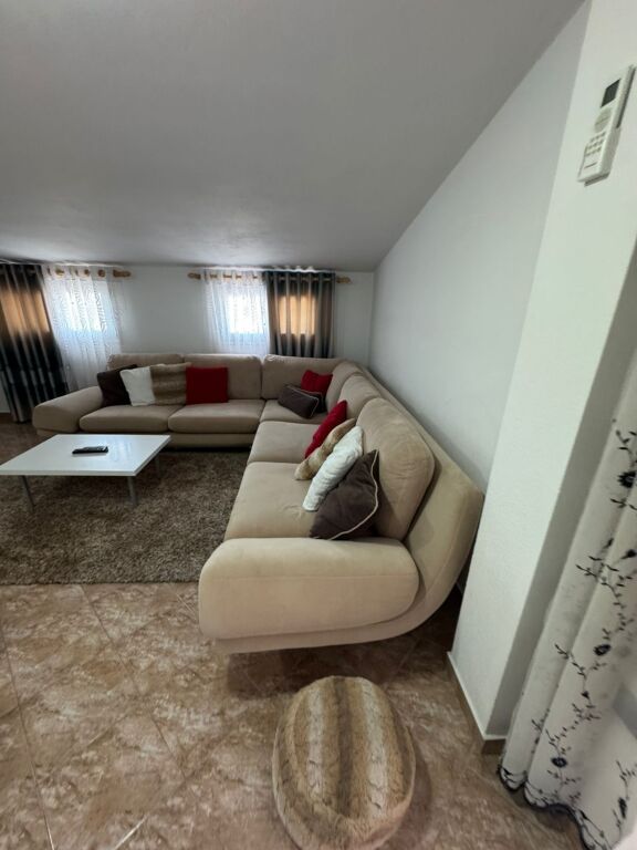 Jepet me qira 2+1+1 Godine private 45.000 leke