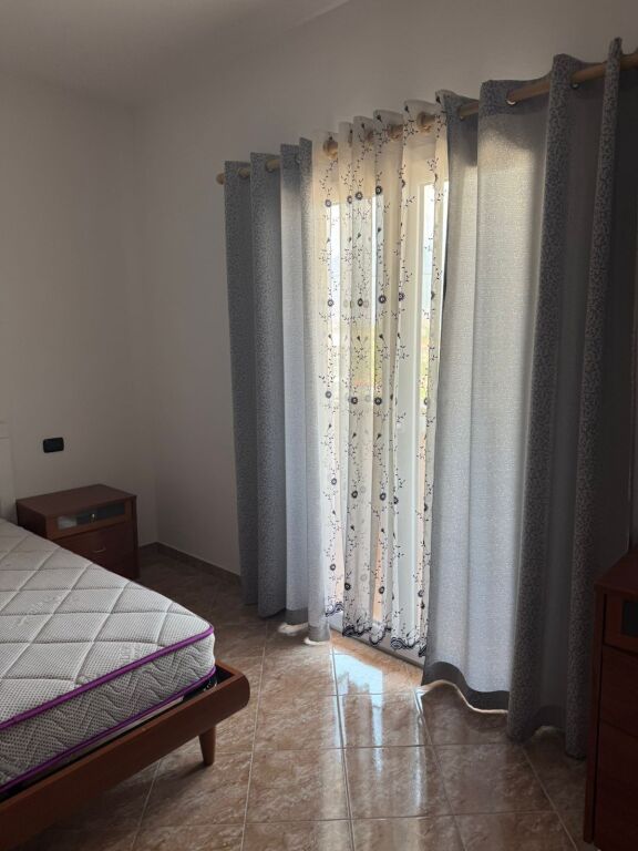 Jepet me qira 2+1+1 Godine private 45.000 leke