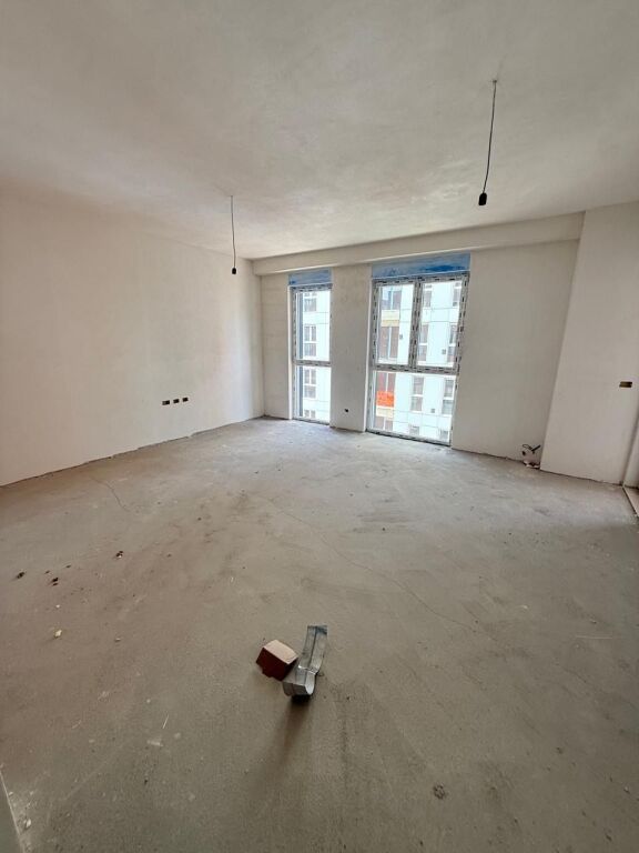 Shitet apartament 2+1+2