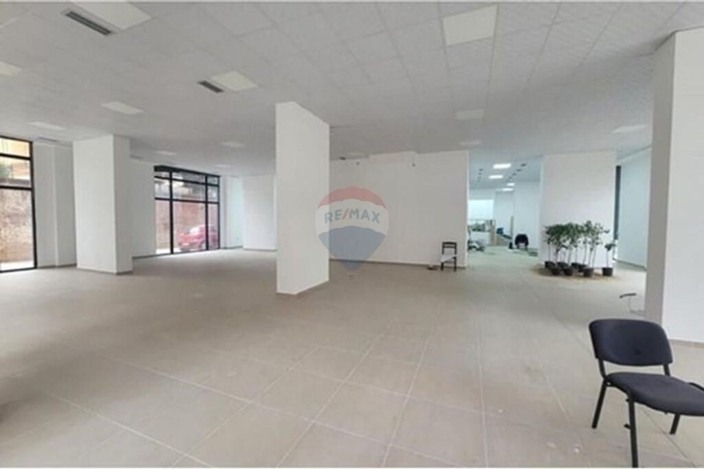 Dyqan - Për Shitje - Rruga e Barrikadave, Tiranë(ID: 530571009-117)