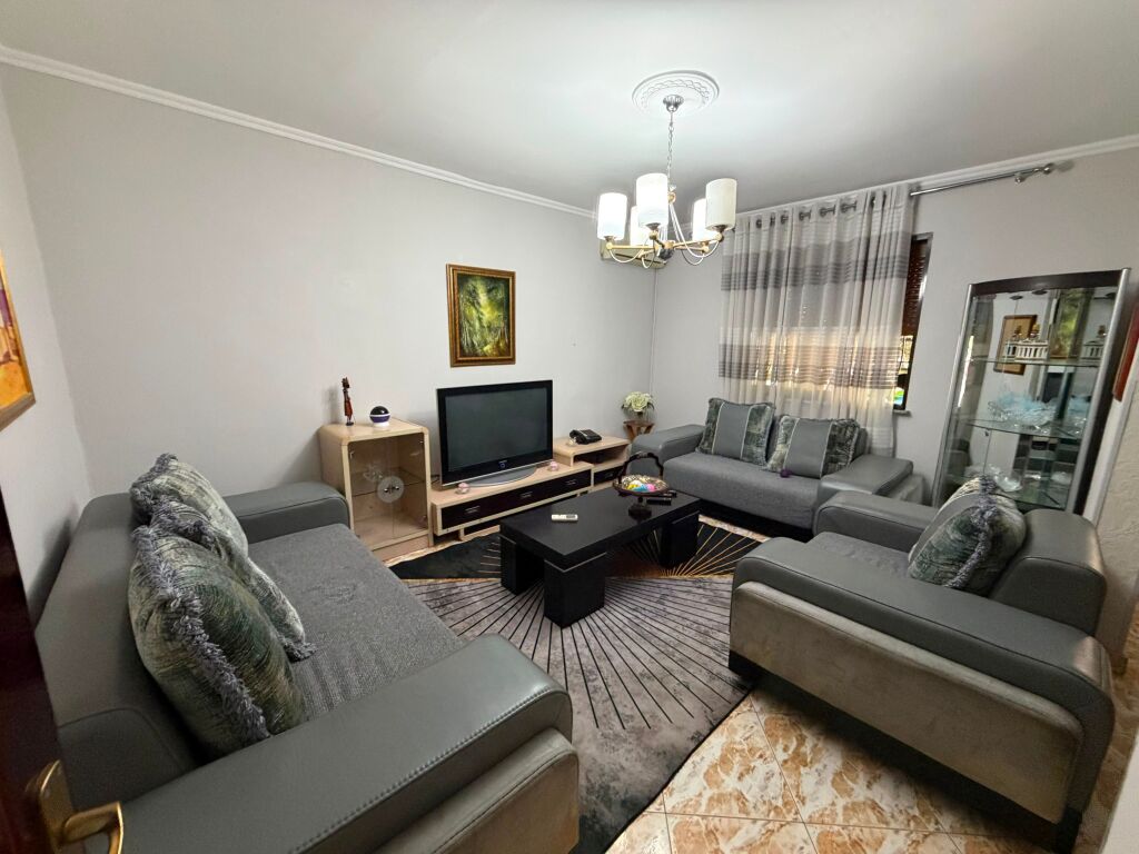 Shitet Apartament 2+1 me Post Parkimi dhe Dyqan – Zona e Ish Parkut të Autobuzave, Tiranë