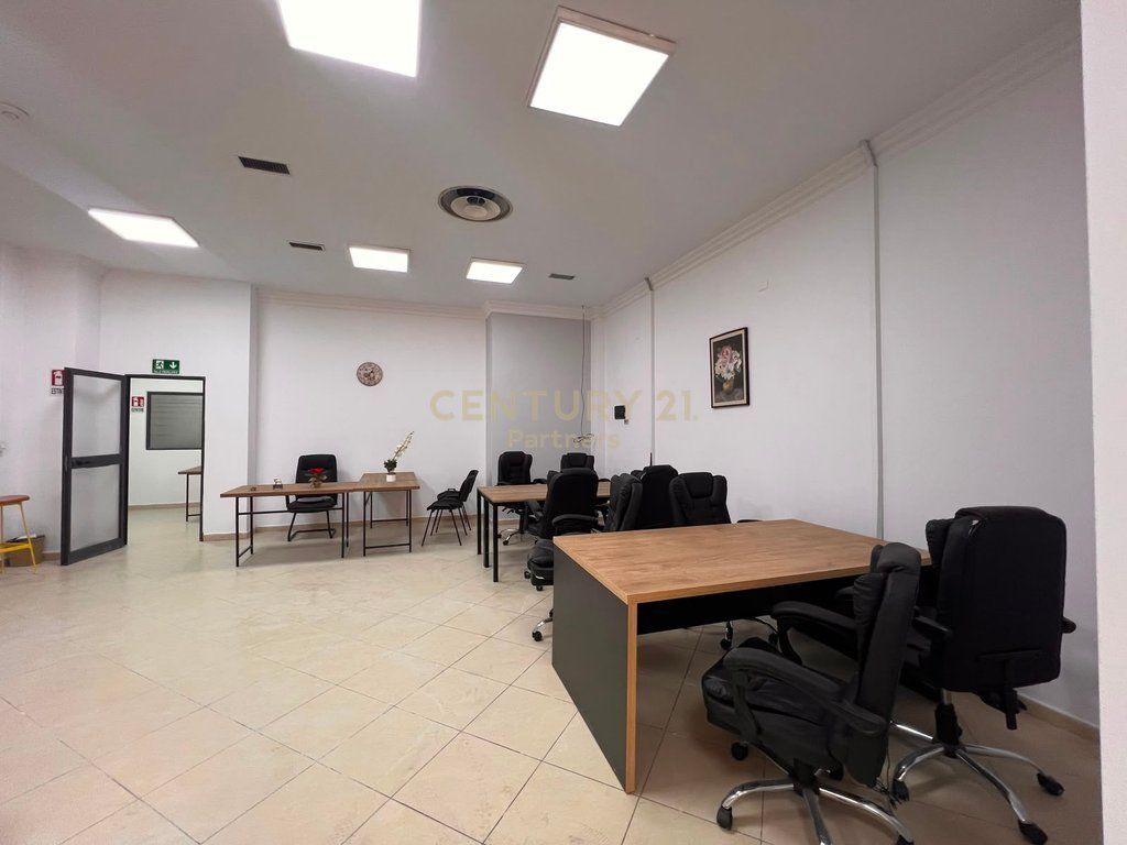 LOCALE COMMERCIALE IN AFFITTO IN VIA KAVAJËS, DI FRONTE A DELIJORGJI 1.500 € /Mese