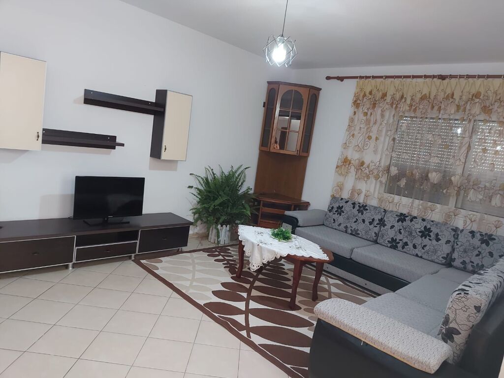 🏠Bulevardi i Ri, jepet me qera kati i I-re i nje vile 2+1,i mobiluar.50,000Leke