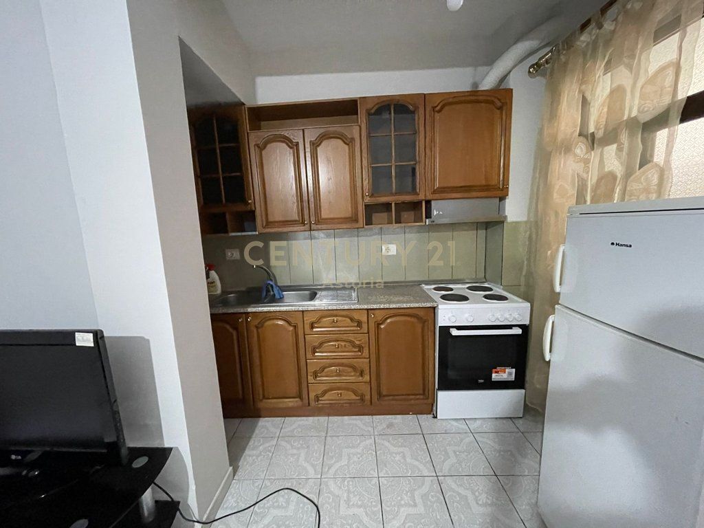 Primo piano di una villa privata in affitto, cavalcavia della Comune di Parigi