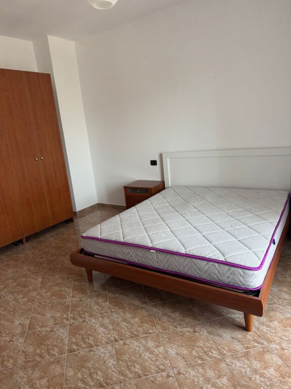 Jepet me qira 2+1+1 Godine private 45.000 leke