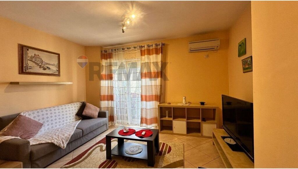 Apartament 1+1 për Qira pranë Pazarit të Ri – Sheshi Avni Rustemi, Tiranë
