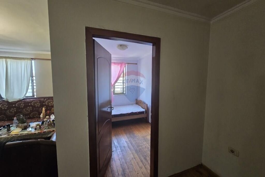 Shitet apartament 2+1 në Rrugën Bardhok Biba