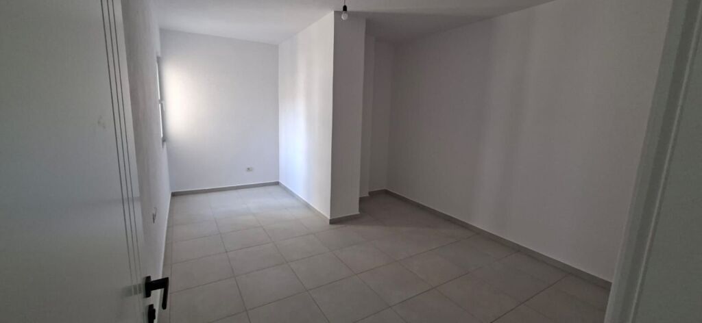 Shitet Apartament 3+1+2 pranë Tregut të Vogël Industrial!