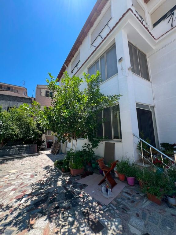 Shitet Shtëpi Private 3-Katëshe pranë Muzeumit – Durrës