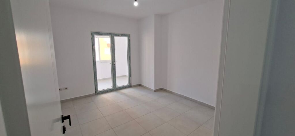 Shitet Apartament 3+1+2 pranë Tregut të Vogël Industrial!