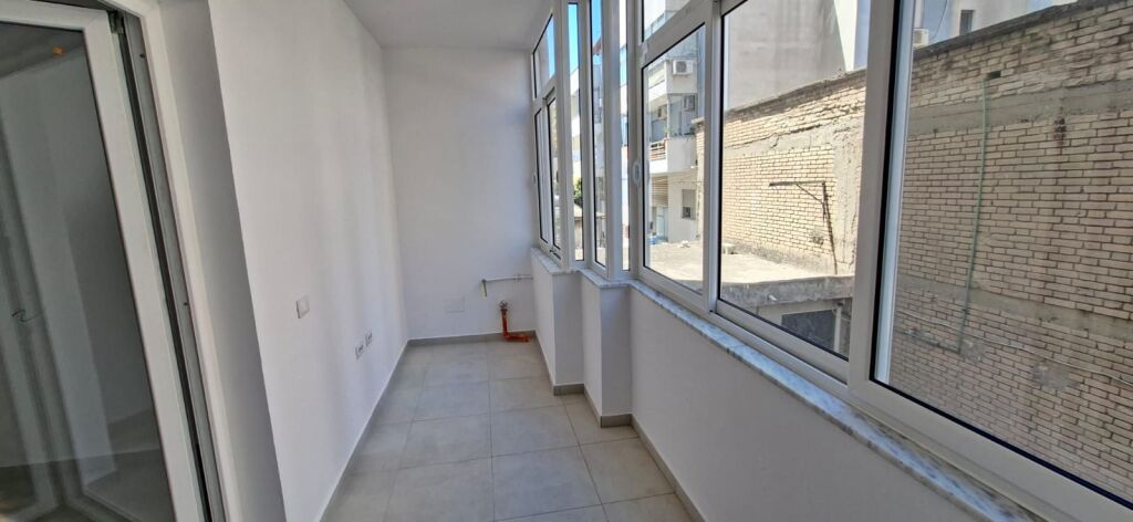 Shitet Apartament 3+1+2 pranë Tregut të Vogël Industrial!