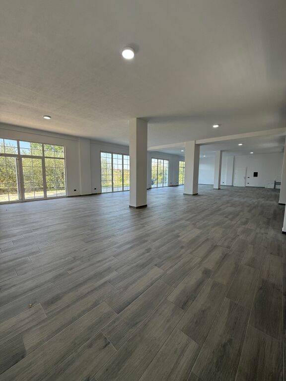 In Affitto Spazio 250 m² – Paskuqan