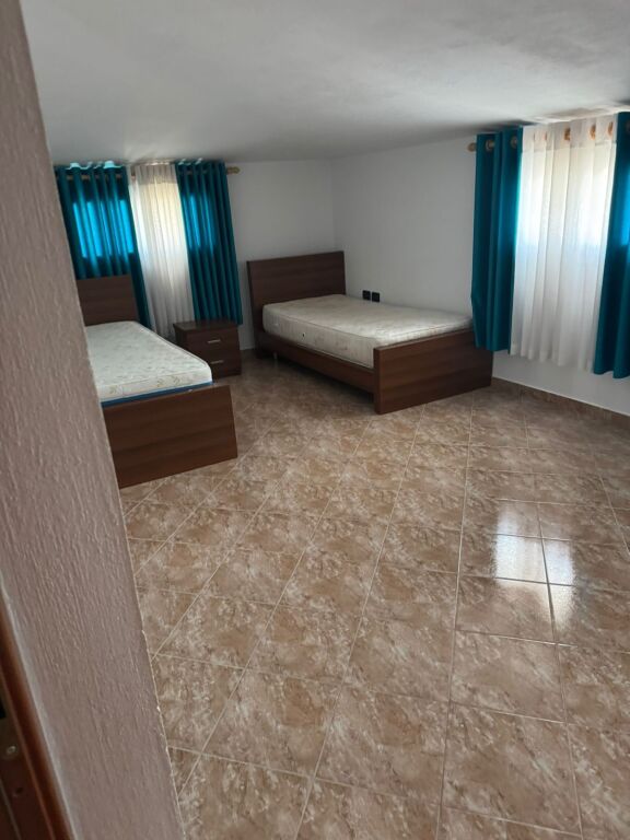 Jepet me qira 2+1+1 Godine private 45.000 leke
