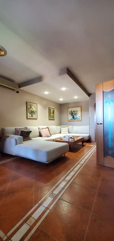 🏡 Jepet me qera apartament 2+1 – Pazari i Ri