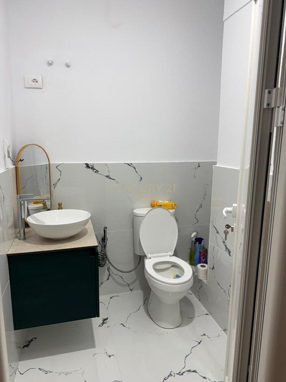 Locale Commerciale In Affitto Vicino a Piazza Skënderbej (Centro), Tirana – 600€ | 32 m²