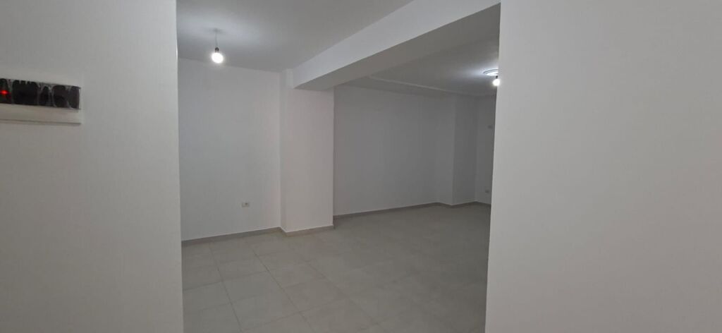 Shitet Apartament 3+1+2 pranë Tregut të Vogël Industrial!