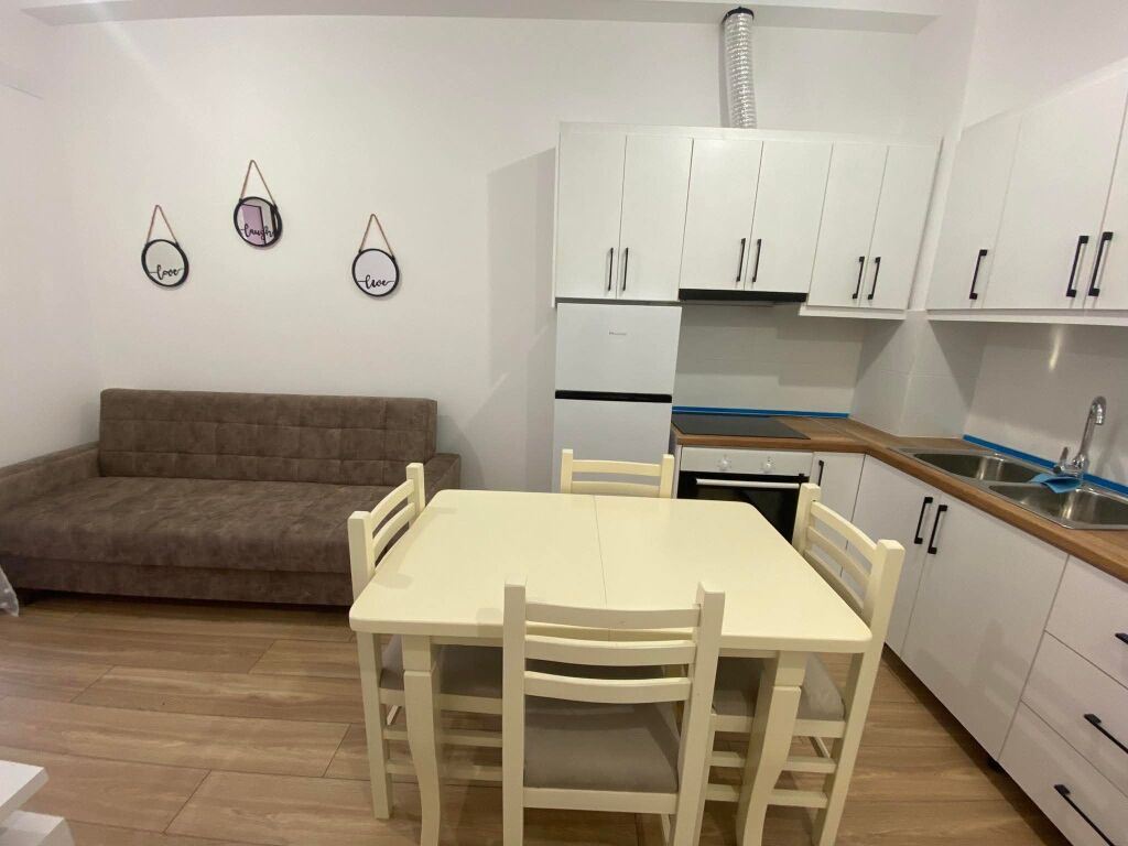 Affittasi 1+1 nel complesso Mangalem 38.000Leke