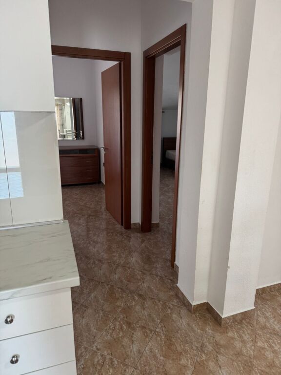 Jepet me qira 2+1+1 Godine private 45.000 leke