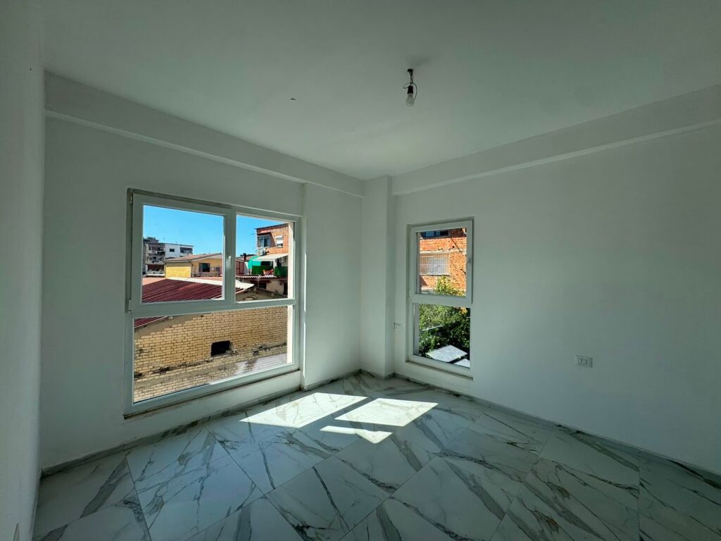 Ufficio 1+1 in affitto in Via Dritan Hoxha, Complesso Aura